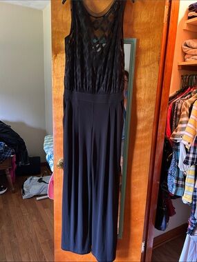 julia jordan Black Sleeveless Lace-Overlay Jumpsuit. Size 4